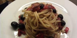 Spaghettoni sabbiati con peperoni, olive e pinoli