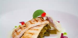 Arista alla senape con peperoncini dolci, chips di radicchio e salsa di patate e salvia